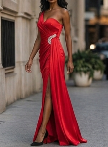 Vestido de Gala Satinado Rojo Carmesí con Broche de Cristales