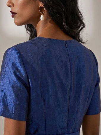Vestido Midi de Jacquard Azul Noche con Estampado Floral y Cinturón Metálico