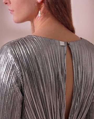 Vestido de Gala "Destello Argento" en Lurex Plisado con Escote Infinito
