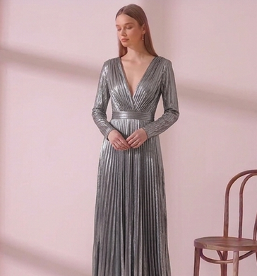 Vestido de Gala "Destello Argento" en Lurex Plisado con Escote Infinito