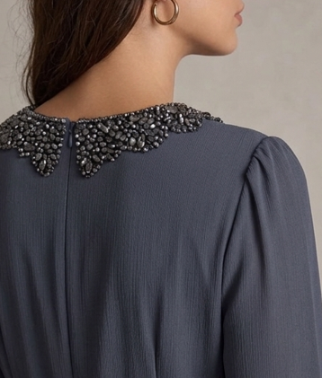 Vestido de Gala "Noche Estrellada" en Crepé Gris Humo con Cuello y Puños Joya