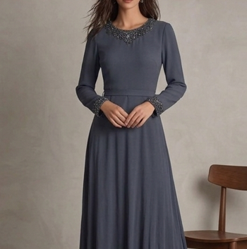 Vestido de Gala "Noche Estrellada" en Crepé Gris Humo con Cuello y Puños Joya