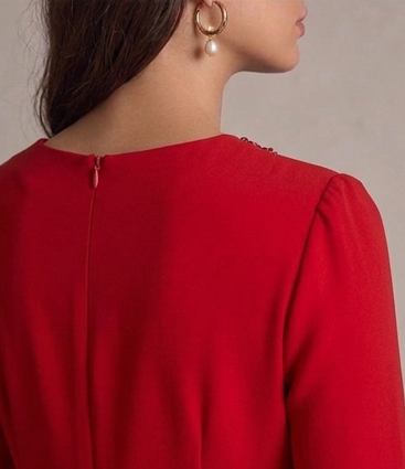 Vestido de Gala "Rojo Pasión" en Crepé con Cuello y Puños Joya