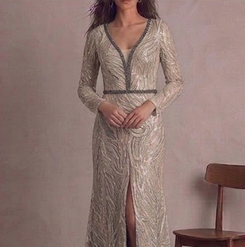 Elegante Vestido de Noche en Oro Rosa con Lentejuelas Swirl y Adornos de Pedrería