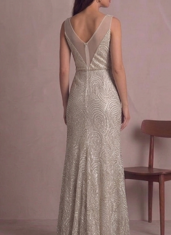 Elegante Vestido de Gala de Sirena Dorado y Marfil con Abertura y Espalda de Ilusión
