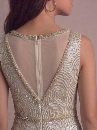 Elegante Vestido de Gala de Sirena Dorado y Marfil con Abertura y Espalda de Ilusión