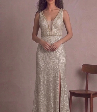 Elegante Vestido de Gala de Sirena Dorado y Marfil con Abertura y Espalda de Ilusión