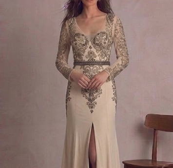 Vestido de Gala "Imperial" en Crepé Champán con Bordados Barrocos y Escote Ilusión