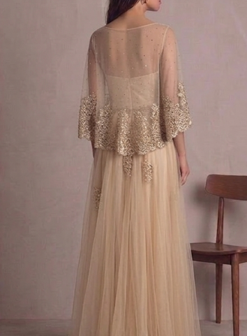 Espectacular Vestido de Noche "Aura Dorada" en Tulle y Apliques de Encaje con Capeado de Malla