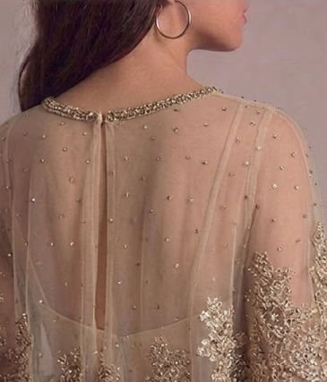 Espectacular Vestido de Noche "Aura Dorada" en Tulle y Apliques de Encaje con Capeado de Malla