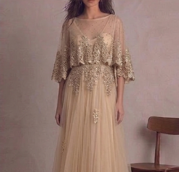 Espectacular Vestido de Noche "Aura Dorada" en Tulle y Apliques de Encaje con Capeado de Malla