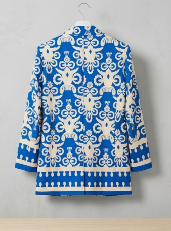 Elegante Traje de Dos Piezas con Estampado Ornamental Azul y Crema