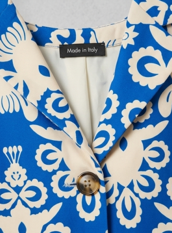 Elegante Traje de Dos Piezas con Estampado Ornamental Azul y Crema