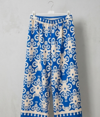 Elegante Traje de Dos Piezas con Estampado Ornamental Azul y Crema