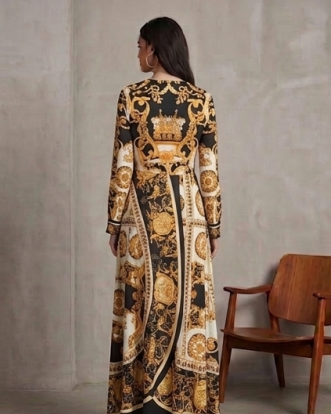 Elegante Maxivestido Ajustado de Manga Larga con Estampado Barroco Dorado y Negro