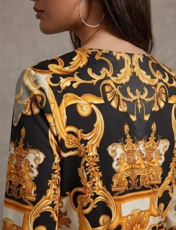 Elegante Maxivestido Ajustado de Manga Larga con Estampado Barroco Dorado y Negro