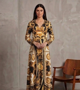Elegante Maxivestido Ajustado de Manga Larga con Estampado Barroco Dorado y Negro