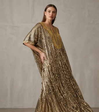 Elegante Maxivestido Satinado de Corte Cruzado con Estampado de Medallones Dorados