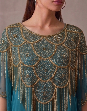 Elegante Maxivestido de Tul en Azul Pavo Real con Adornos de Lujo y Flecos Dorados