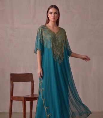 Elegante Maxivestido de Tul en Azul Pavo Real con Adornos de Lujo y Flecos Dorados