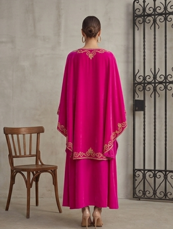 Kaftán Real "Fucsia Imperial" en Crepé con Pechera de Cristales y Bordados Étnicos