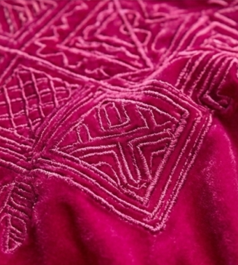 Kaftán Real "Fucsia Imperial" en Crepé con Pechera de Cristales y Bordados Étnicos