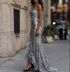 Vestido de Gala Gris Plateado con Lentejuelas y Falda Rascacielos