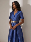 Vestido Midi de Jacquard Azul Noche con Estampado Floral y Cinturón Metálico