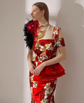 Vestido de Gala "Rosaleda Real" con Peplo Asimétrico y Fascinator de Plumas