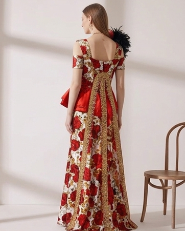Vestido de Gala "Rosaleda Real" con Peplo Asimétrico y Fascinator de Plumas
