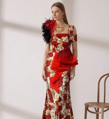 Vestido de Gala "Rosaleda Real" con Peplo Asimétrico y Fascinator de Plumas