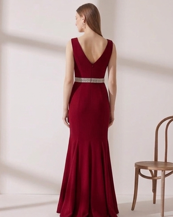 Vestido de Gala Borgoña Sirena con Cinturón de Cristales