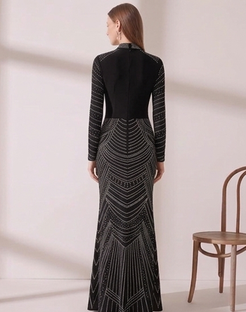 Vestido de Gala Negro Art Déco con Escote Cut-out y Tachuelas Plateadas
