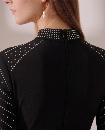 Vestido de Gala Negro Art Déco con Escote Cut-out y Tachuelas Plateadas
