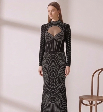 Vestido de Gala Negro Art Déco con Escote Cut-out y Tachuelas Plateadas