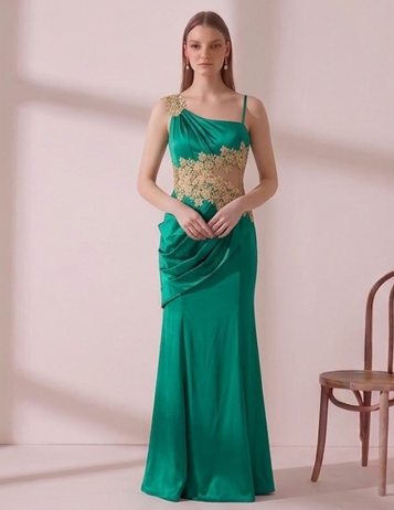 Vestido de Gala "Esmeralda Dorada" con Escote Asimétrico y Bordados en Oro