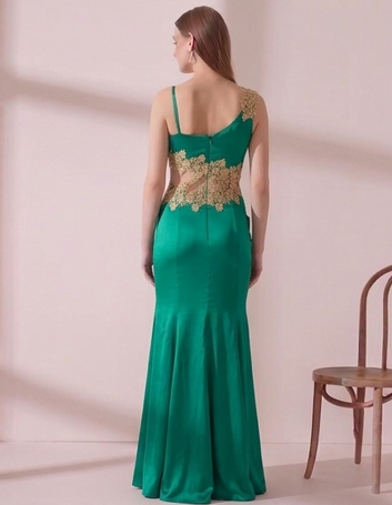 Vestido de Gala "Esmeralda Dorada" con Escote Asimétrico y Bordados en Oro