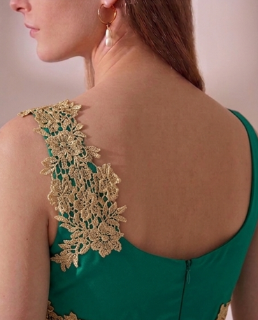 Vestido de Gala "Esmeralda Dorada" con Escote Asimétrico y Bordados en Oro