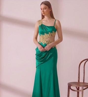 Vestido de Gala "Esmeralda Dorada" con Escote Asimétrico y Bordados en Oro