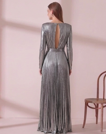 Vestido de Gala "Destello Argento" en Lurex Plisado con Escote Infinito