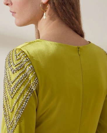Vestido de Gala "Seda Imperial" en Tono Citrino con Mangas de Joyería