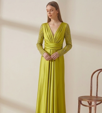 Vestido de Gala "Seda Imperial" en Tono Citrino con Mangas de Joyería