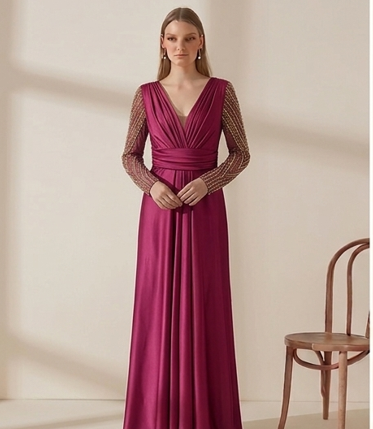 Vestido de Gala "Magenta Royale" con Mangas Ilusión y Pedrería Geométrica