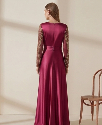 Vestido de Gala "Magenta Royale" con Mangas Ilusión y Pedrería Geométrica
