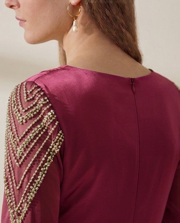 Vestido de Gala "Magenta Royale" con Mangas Ilusión y Pedrería Geométrica