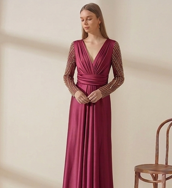 Vestido de Gala "Magenta Royale" con Mangas Ilusión y Pedrería Geométrica
