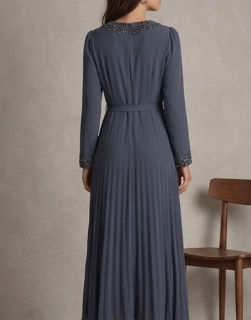 Vestido de Gala "Noche Estrellada" en Crepé Gris Humo con Cuello y Puños Joya