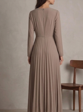 Vestido de Gala "Arena Imperial" en Crepé con Pechera y Puños Joya