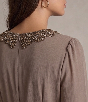 Vestido de Gala "Arena Imperial" en Crepé con Pechera y Puños Joya