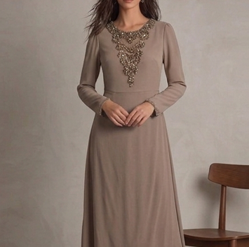 Vestido de Gala "Arena Imperial" en Crepé con Pechera y Puños Joya